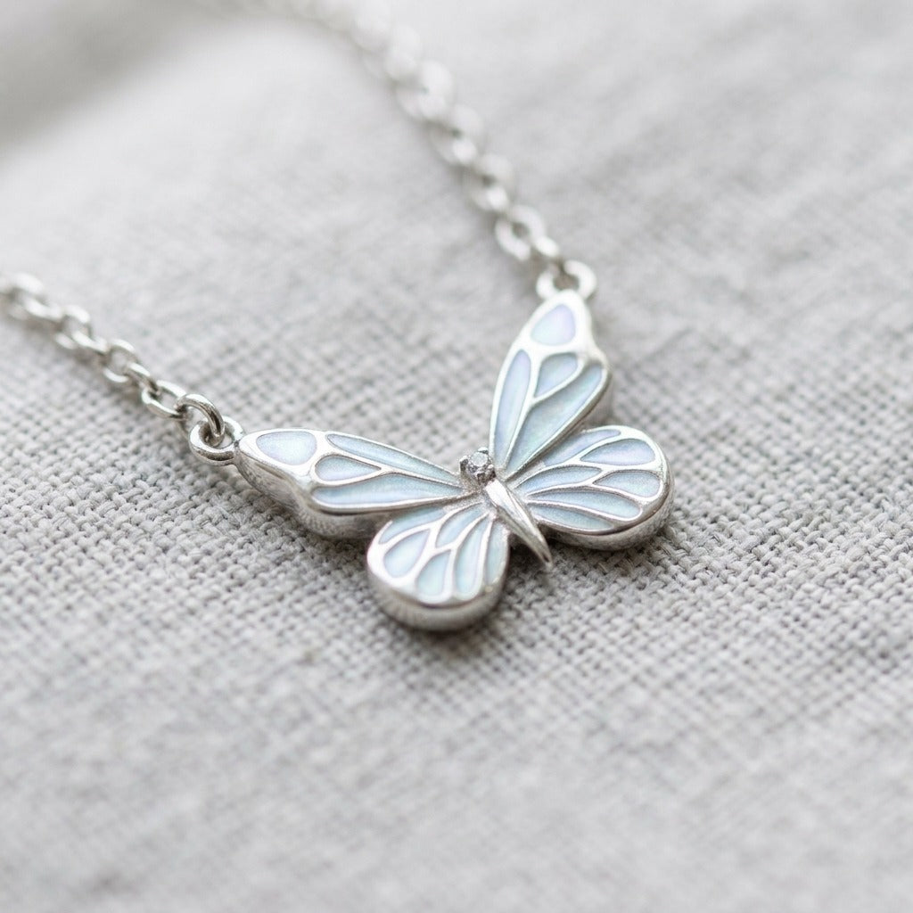 Detalle de la mariposa de esmalte azul