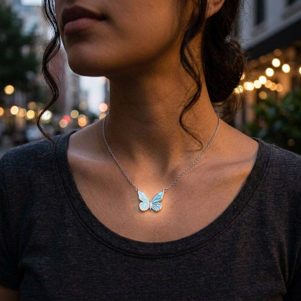 Collar mariposa brillando suave de noche