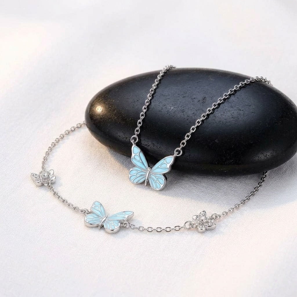 Collar y pulsera a la luz del día