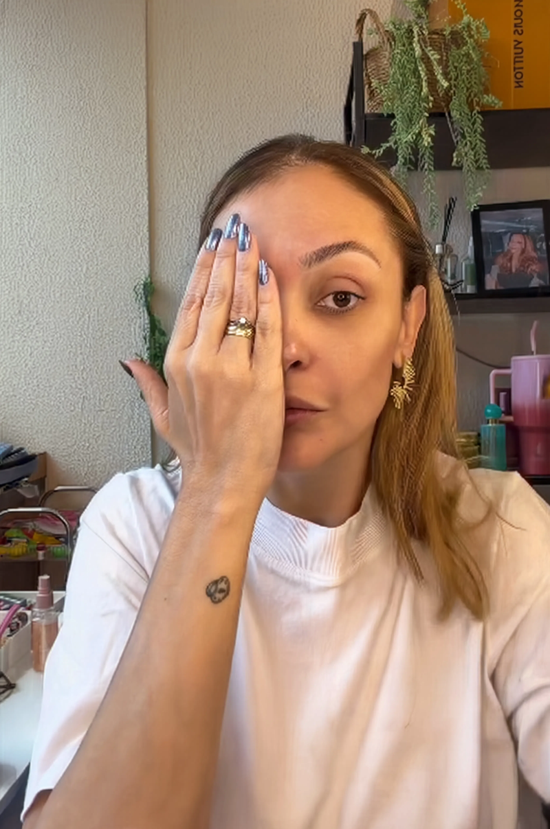 Mujer con piel de aspecto cansado